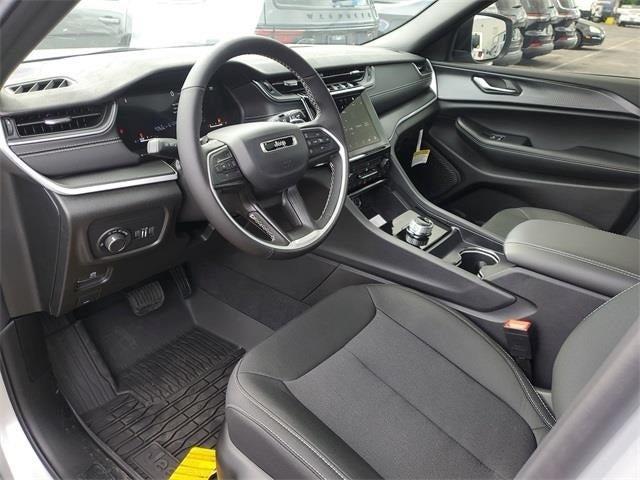 Photo of 2025 Silver Zynith Jeep Grand Cherokee L