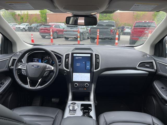 Photo of 2022 Iconic Silver Metallic Ford Edge