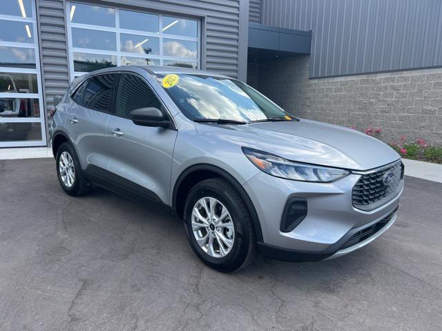 Photo of 2023 Iconic Silver Metallic Ford Escape