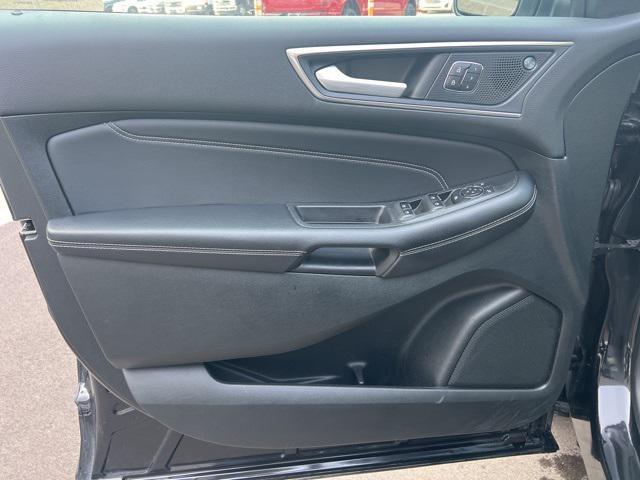 Photo of 2022 Agate Black Metallic Ford Edge