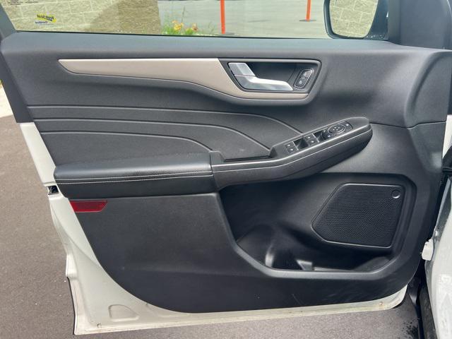 Photo of 2022 White Metallic Ford Escape