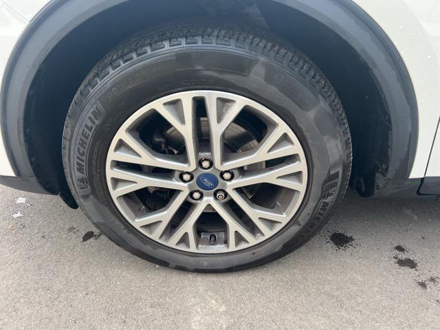 Photo of 2022 White Metallic Ford Escape
