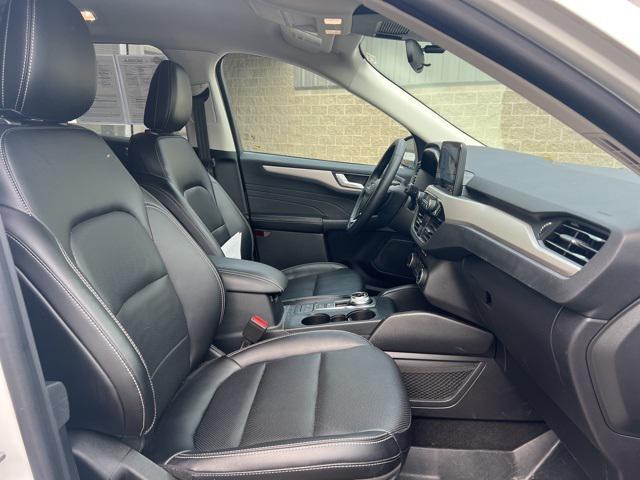 Photo of 2022 White Metallic Ford Escape