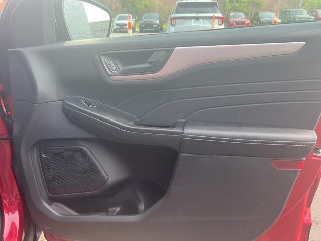 Photo of 2022 Rapid Red Metallic Tinted Clearcoat Ford Escape
