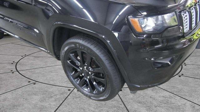 Photo of 2020 Diamond Black Crystal Pearlcoat Jeep Grand Cherokee