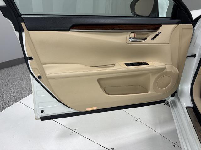 Photo of 2014 Starfire Pearl Lexus ES 350