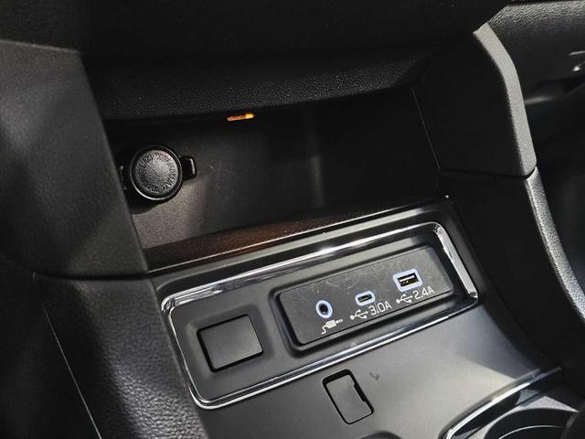 Photo of 2023 Crystal White Pearl Subaru Ascent