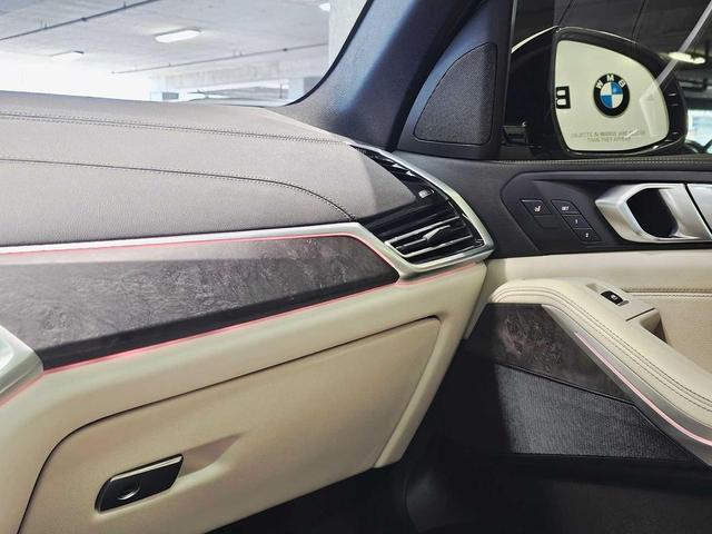 Photo of 2022 Mineral White Metallic BMW X5