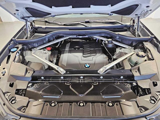 Photo of 2022 Mineral White Metallic BMW X5