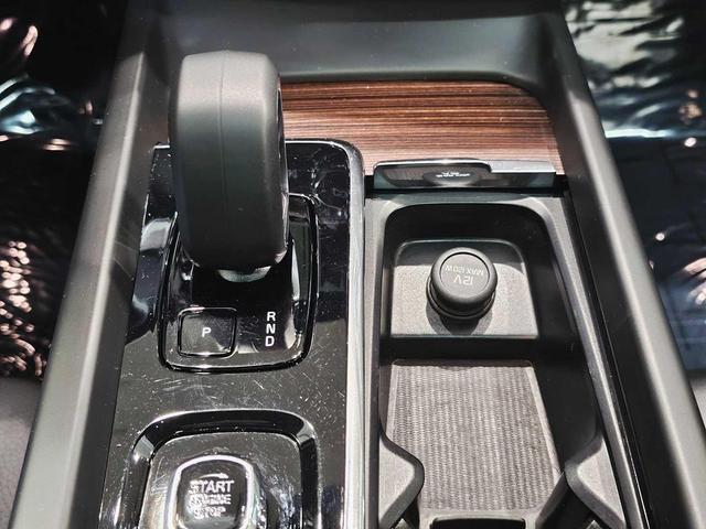 Photo of 2023 Crystal White Metallic Volvo V60 Cross Country