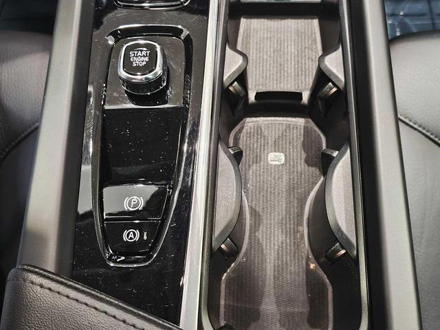 Photo of 2023 Crystal White Metallic Volvo V60 Cross Country