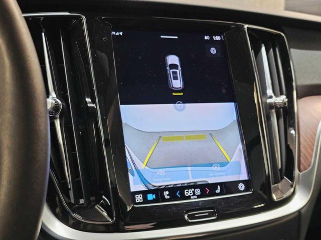 Photo of 2023 Crystal White Metallic Volvo V60 Cross Country
