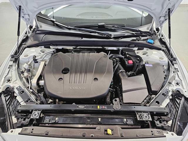 Photo of 2023 Crystal White Metallic Volvo V60 Cross Country