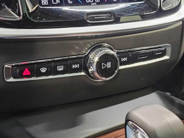 Photo of 2023 Crystal White Metallic Volvo V60 Cross Country