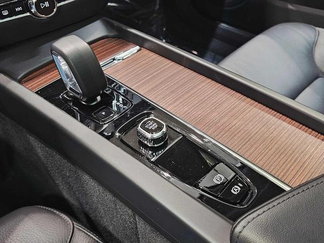 Photo of 2023 Crystal White Metallic Volvo V60 Cross Country