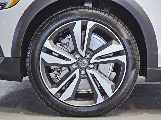 Photo of 2023 Crystal White Metallic Volvo V60 Cross Country