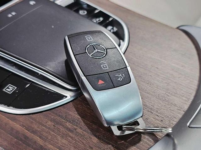Photo of 2020 Polar White Mercedes-Benz GLC 350e