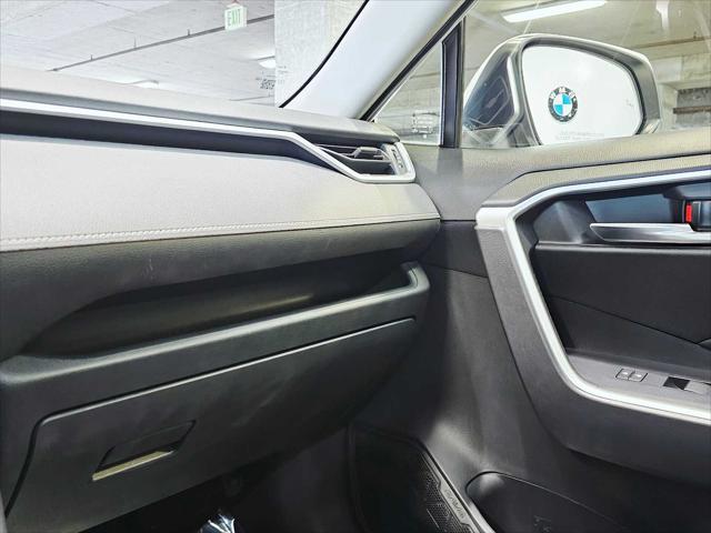 Photo of 2019 Super White Toyota RAV4