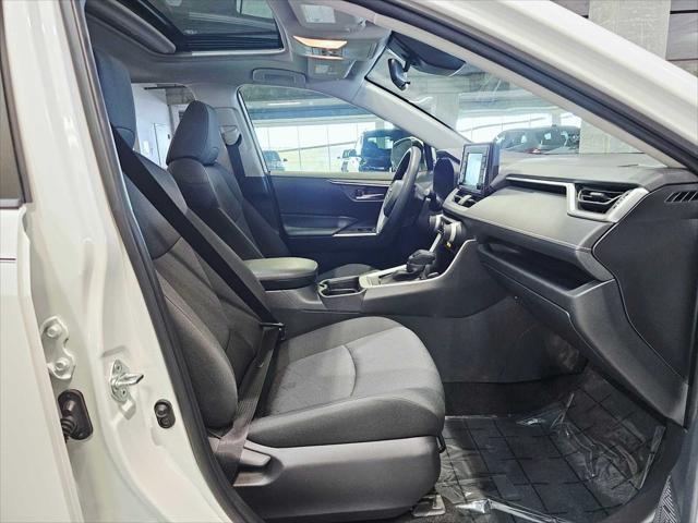 Photo of 2019 Super White Toyota RAV4