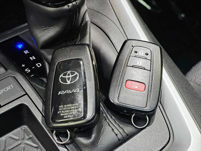 Photo of 2019 Super White Toyota RAV4