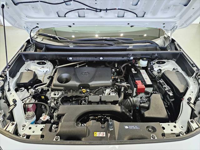Photo of 2019 Super White Toyota RAV4