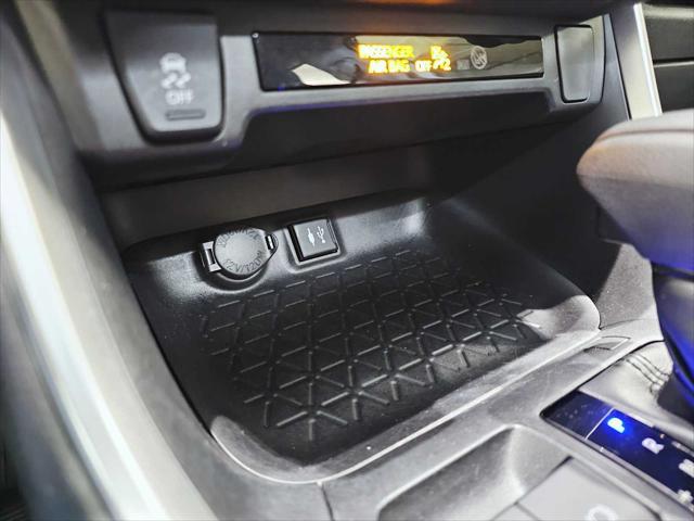 Photo of 2019 Super White Toyota RAV4
