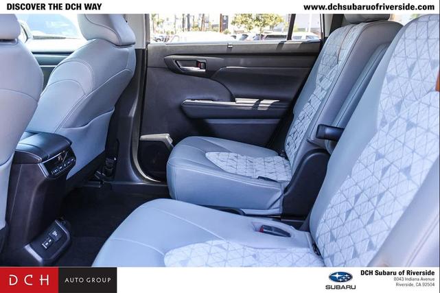 Photo of 2022 Wind Chill Pearl Toyota Highlander Hybrid