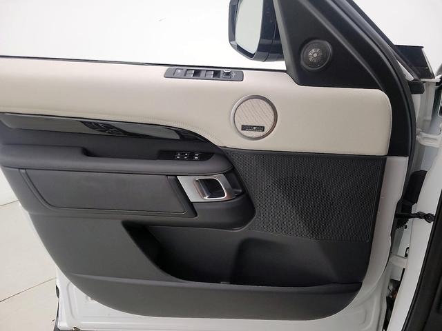 Photo of 2022 White Land Rover Discovery