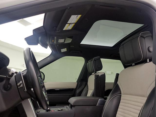 Photo of 2022 White Land Rover Discovery