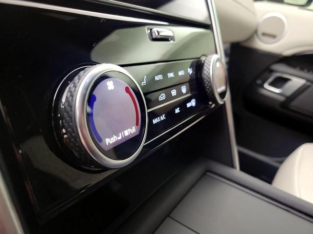 Photo of 2022 White Land Rover Discovery
