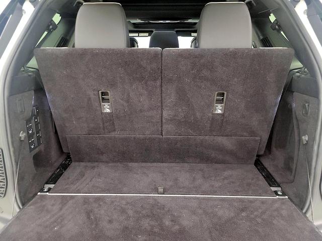 Photo of 2022 White Land Rover Discovery