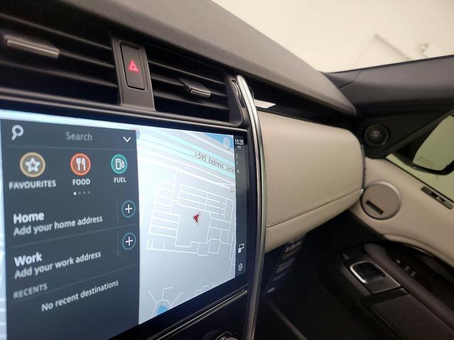 Photo of 2022 White Land Rover Discovery