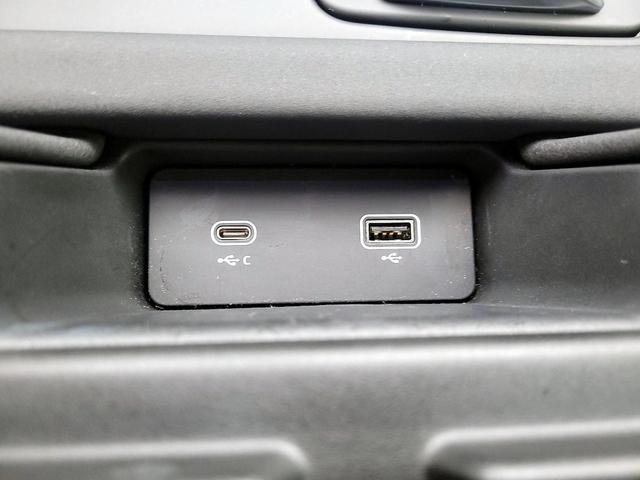 Photo of 2022 White Land Rover Discovery