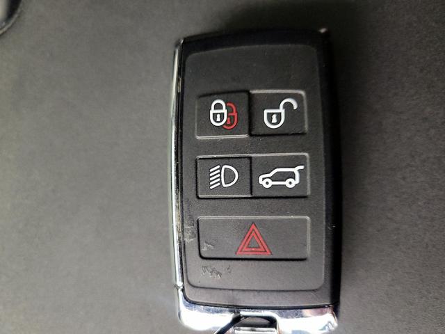 Photo of 2022 White Land Rover Discovery