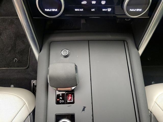 Photo of 2022 White Land Rover Discovery
