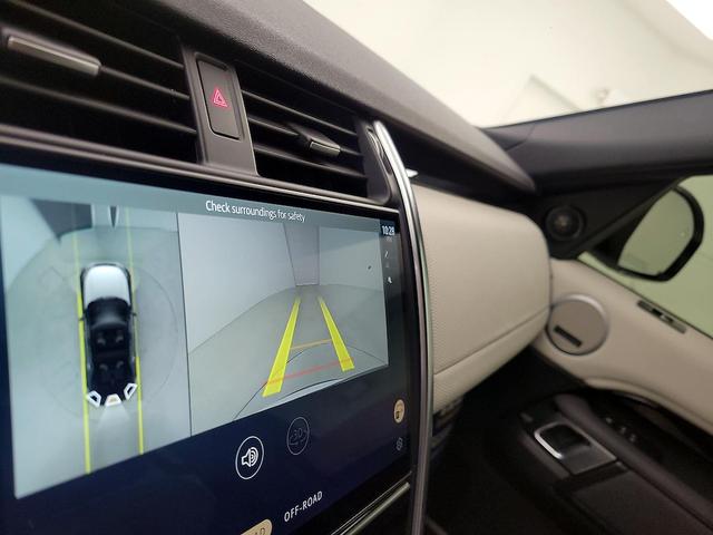 Photo of 2022 White Land Rover Discovery