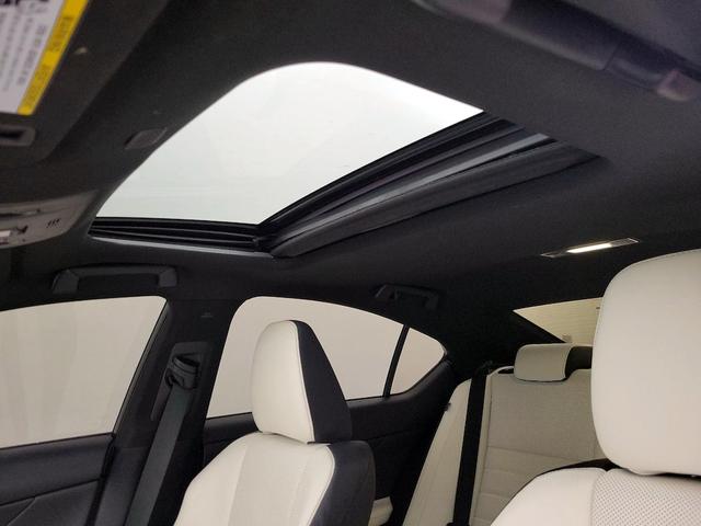 Photo of 2022 White Lexus IS 350