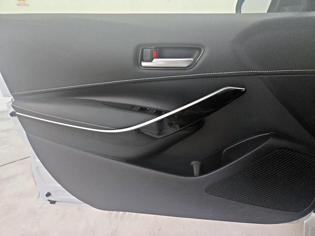Photo of 2021 White Toyota Corolla Hatchback