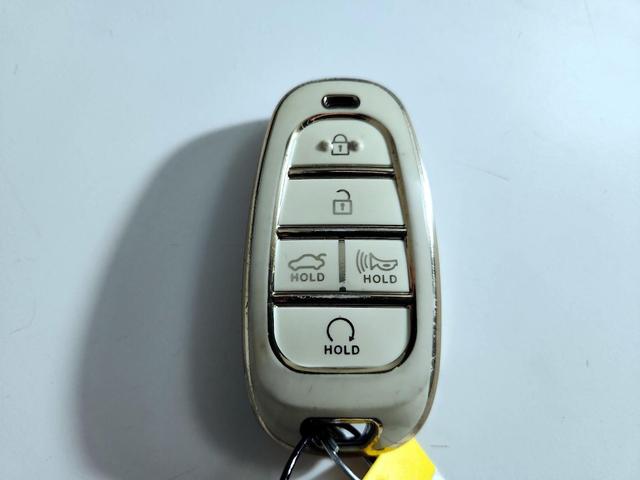 Photo of 2022 White Hyundai SANTA CRUZ