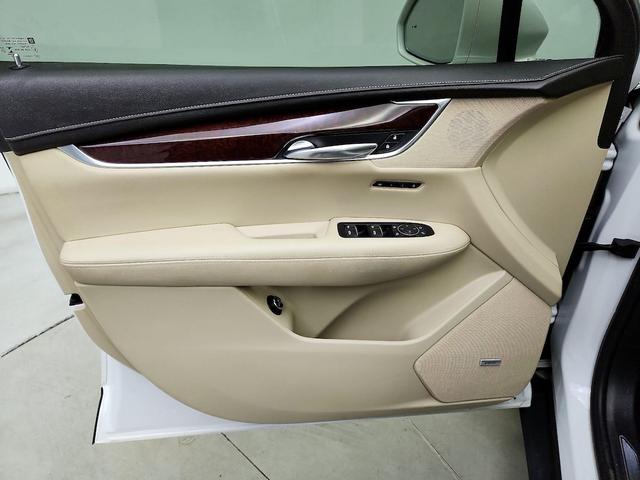 Photo of 2019 White Cadillac XT5