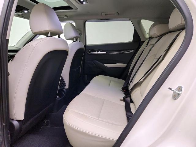 Photo of 2023 White Kia Seltos