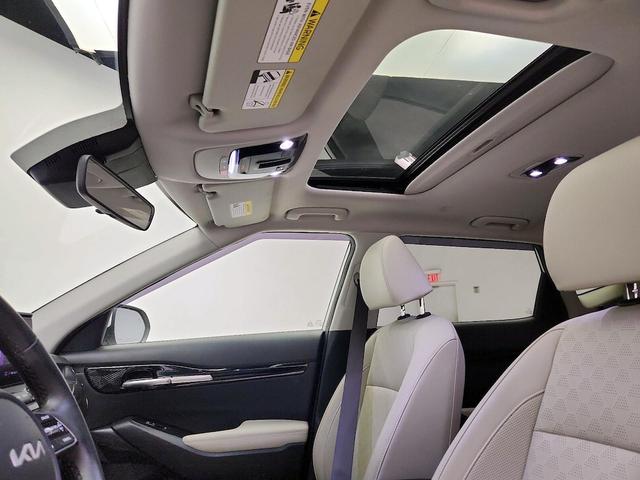 Photo of 2023 White Kia Seltos