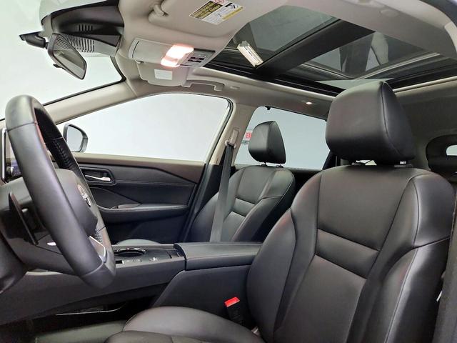 Photo of 2022 White Nissan Rogue