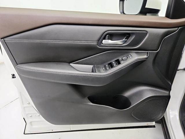 Photo of 2022 White Nissan Rogue