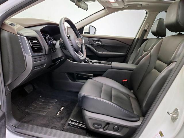Photo of 2022 White Nissan Rogue