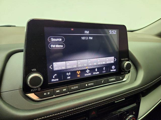 Photo of 2022 White Nissan Rogue