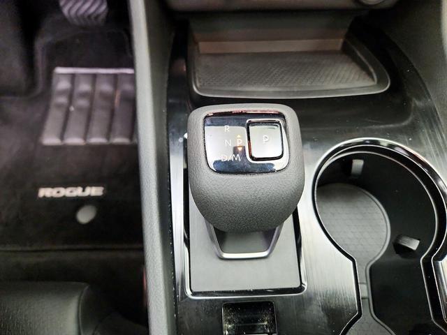 Photo of 2022 White Nissan Rogue