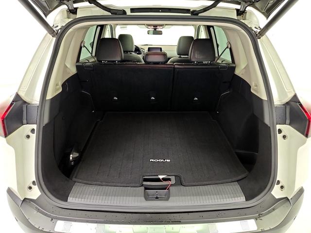 Photo of 2022 White Nissan Rogue