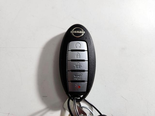 Photo of 2022 White Nissan Rogue