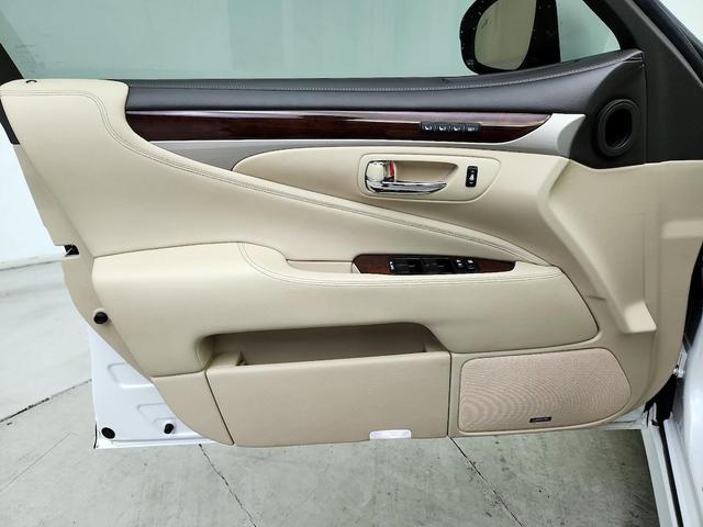 Photo of 2015 White Lexus LS 460